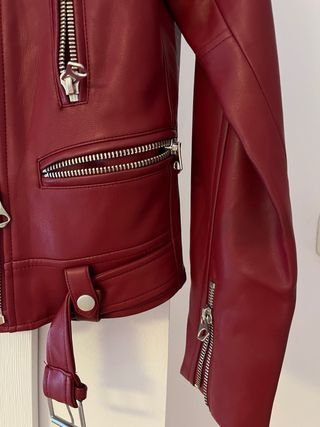 Cazadora polipiel roja Zara
