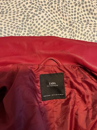 Cazadora polipiel roja Zara