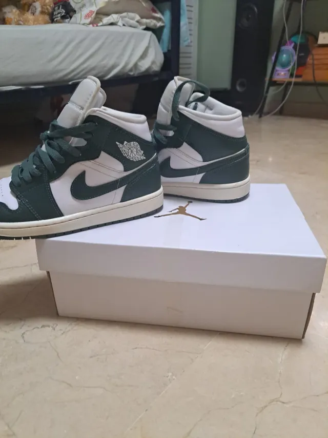 Jordan 1 Mid Verde y Blanco