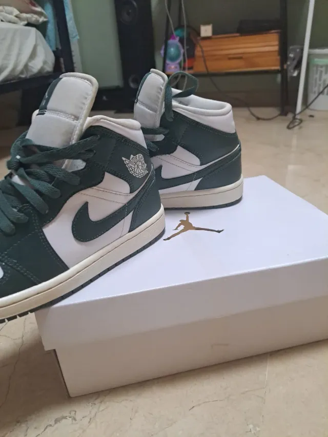Jordan 1 Mid Verde y Blanco