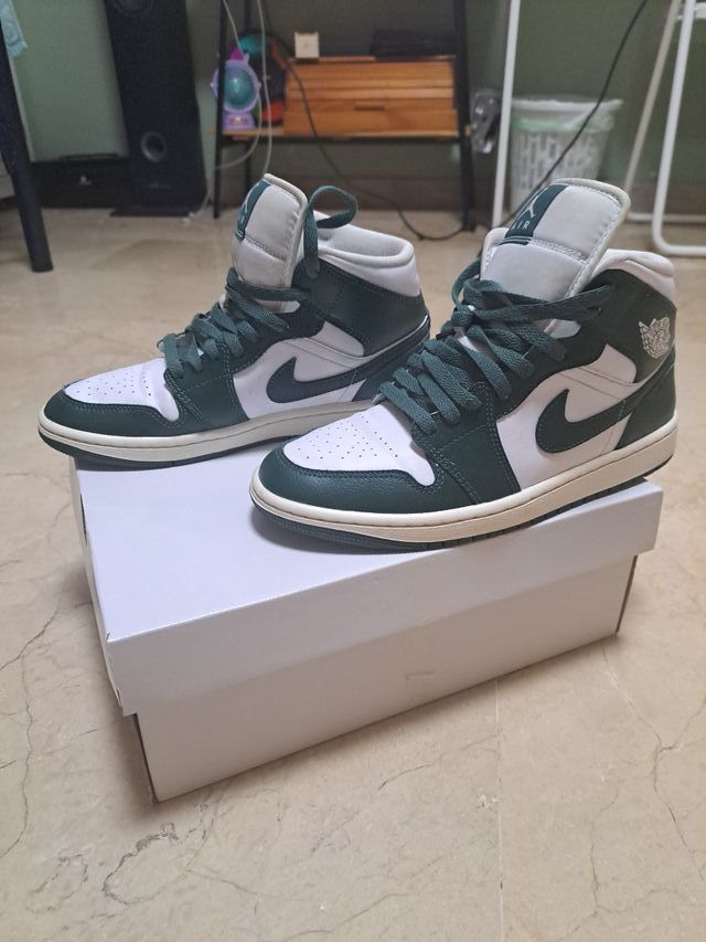 Jordan 1 Mid Verde y Blanco