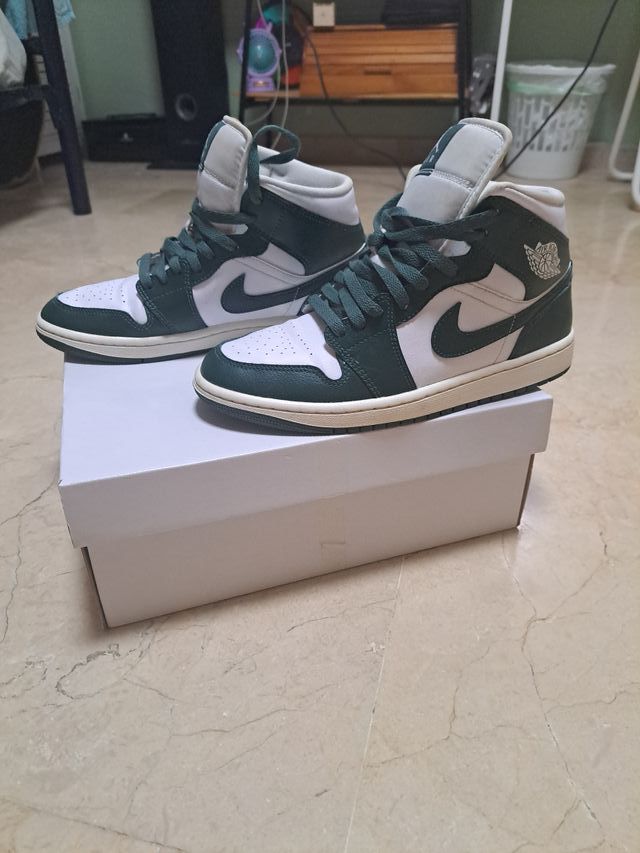 Jordan 1 Mid Verde y Blanco