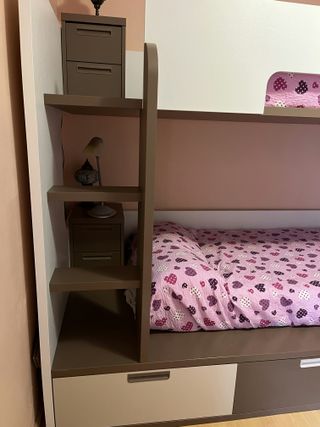 Cama litera con mesitas de noche, mesa y silla