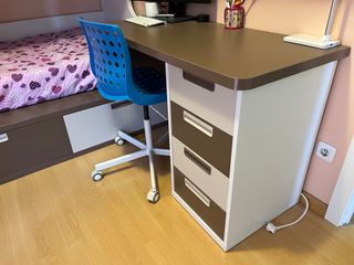 Cama litera con mesitas de noche, mesa y silla