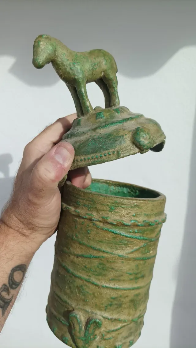 RÉPLICA URNA EDAD DEL BRONCE CON CABALLO EN TAPA