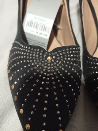 Zapatos de tacón negros con pedrería