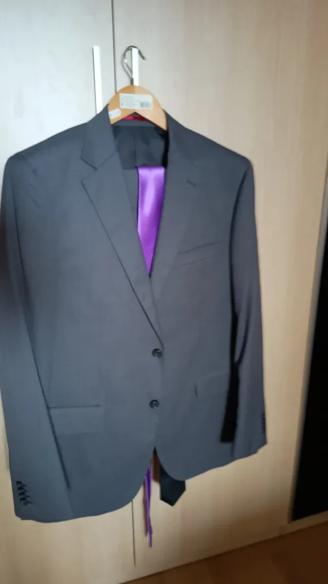 Traje gris marengo con corbata morada, talla 56