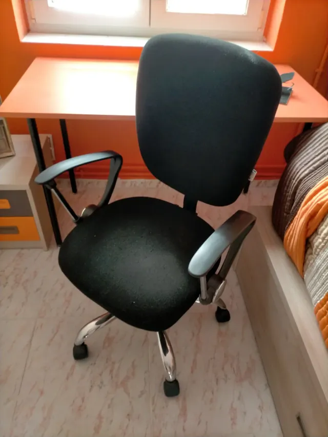 Silla de oficina ergonómica negra