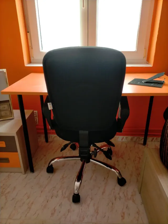 Silla de oficina ergonómica negra