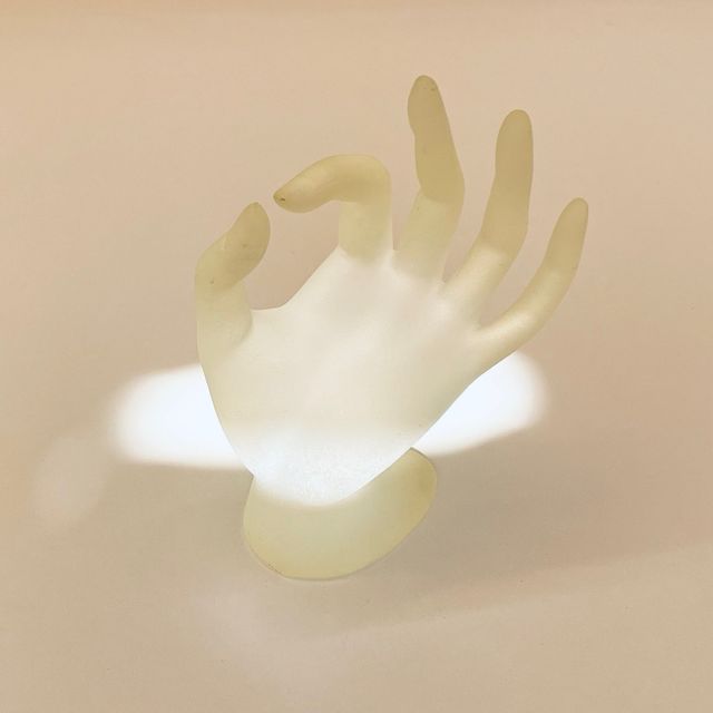 Exhibidor mano para joyas