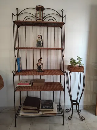 Mensola e fioriera in ferro battuto e vimini