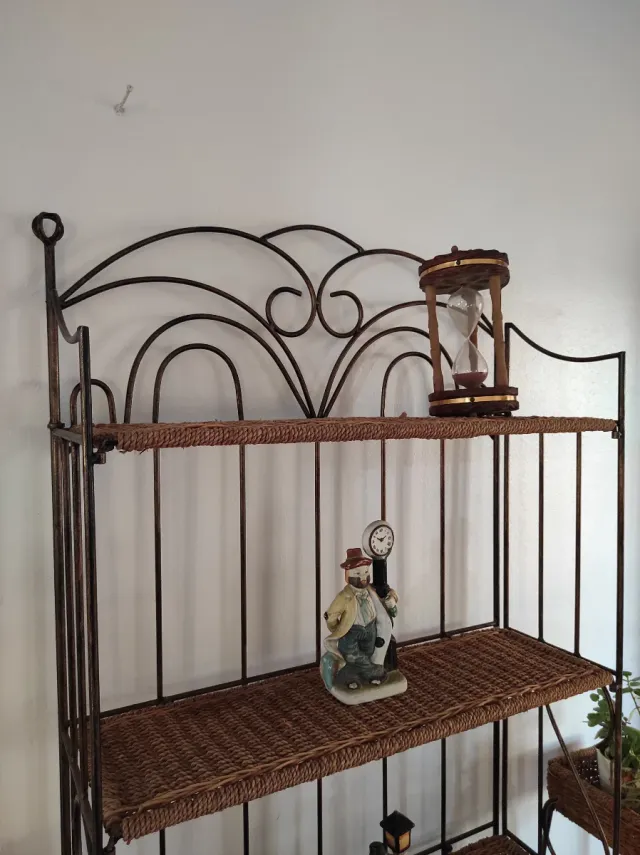 Mensola e fioriera in ferro battuto e vimini