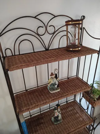 Mensola e fioriera in ferro battuto e vimini