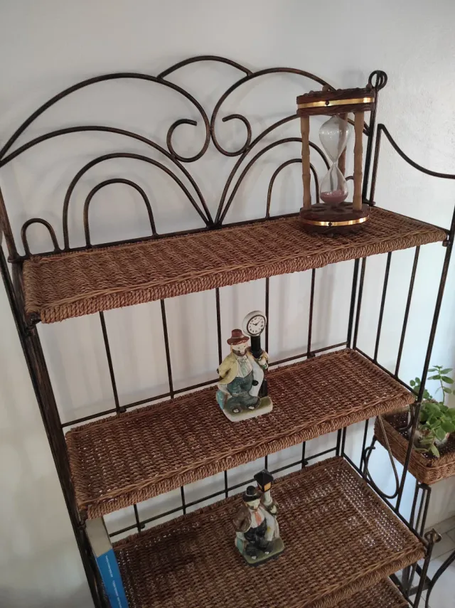 Mensola e fioriera in ferro battuto e vimini