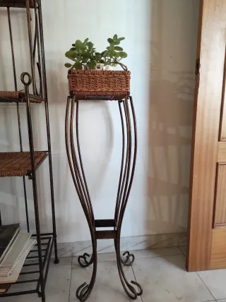 Mensola e fioriera in ferro battuto e vimini