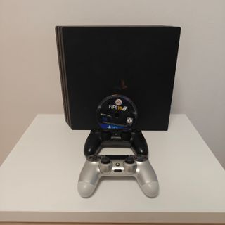 PS4 Pro (PlayStation 4) 1 TB + 2 controller