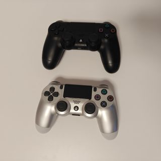 PS4 Pro (PlayStation 4) 1 TB + 2 controller
