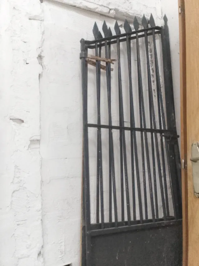 Reja de hierro forjado dos hojas