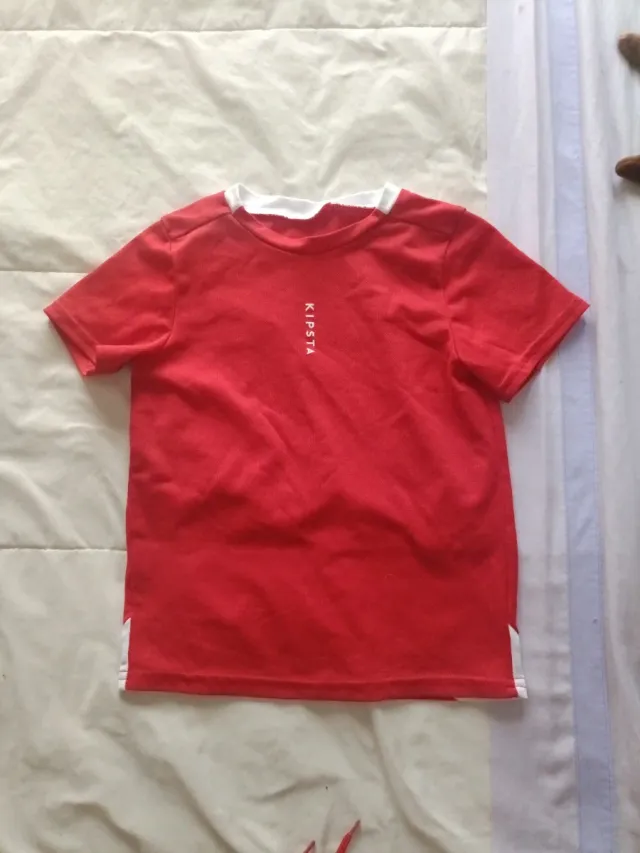 Camiseta y calzonas deportiva Kipsta roja niño