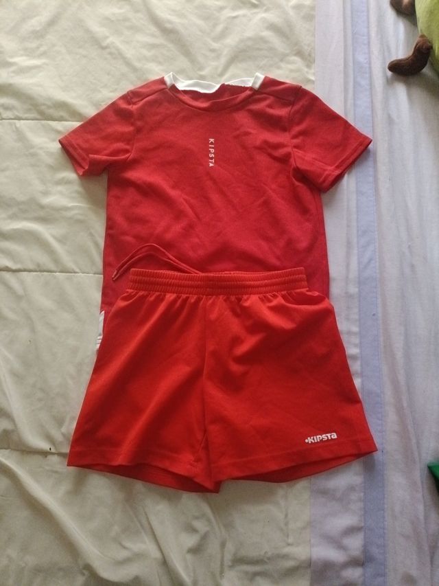 Camiseta y calzonas deportiva Kipsta roja niño