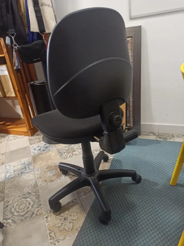 Silla de oficina negra