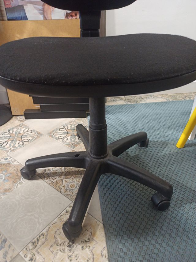 Silla de oficina negra