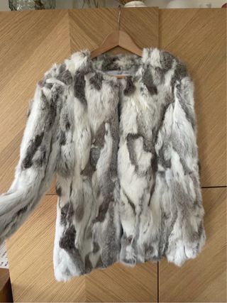 Abrigo de pelo gris y blanco