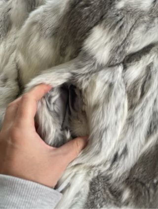 Abrigo de pelo gris y blanco