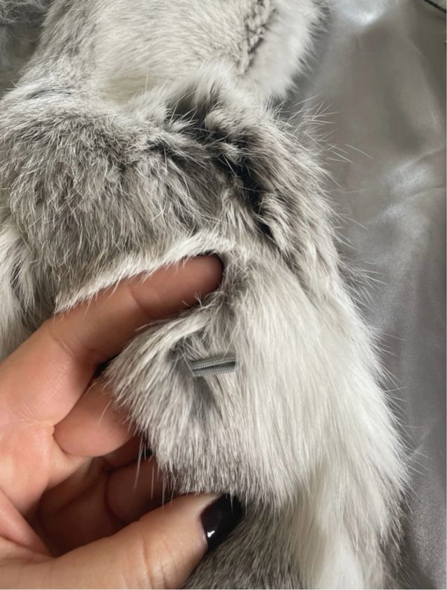 Abrigo de pelo gris y blanco