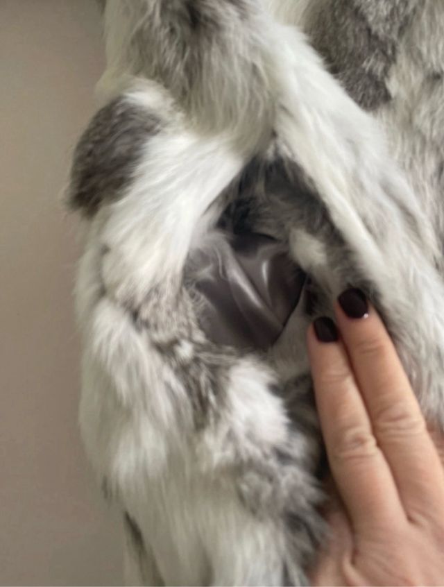 Abrigo de pelo gris y blanco