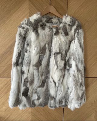 Abrigo de pelo gris y blanco