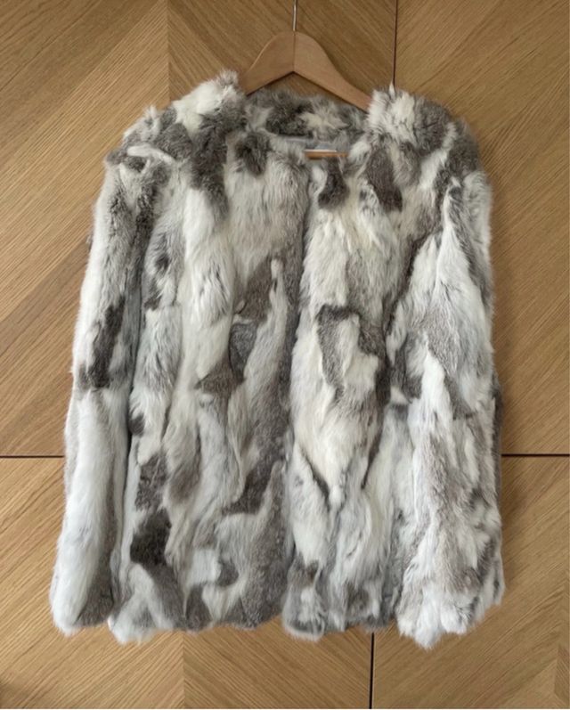 Abrigo de pelo gris y blanco