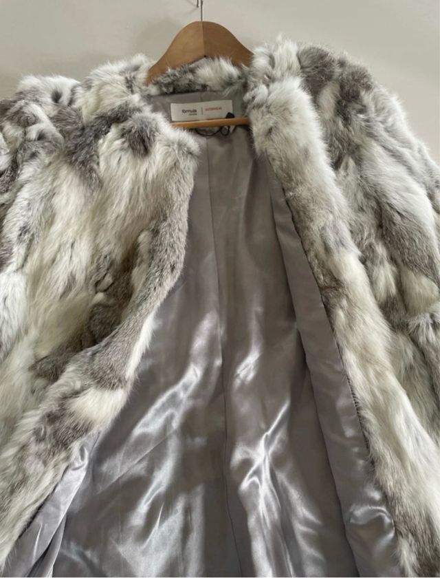 Abrigo de pelo gris y blanco