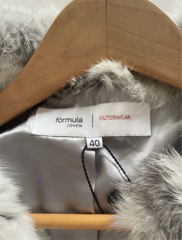 Abrigo de pelo gris y blanco