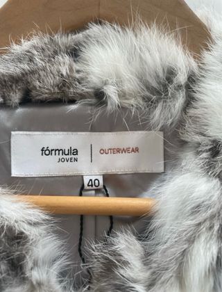 Abrigo de pelo gris y blanco