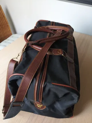 Bolsa de viaje negra con detalles marrones