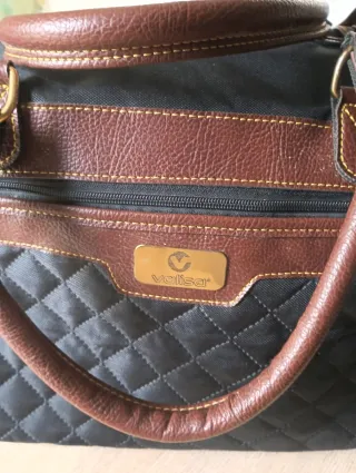 Bolsa de viaje negra con detalles marrones