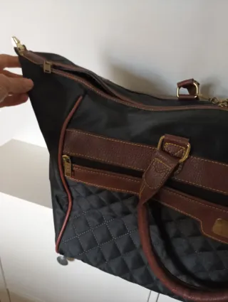 Bolsa de viaje negra con detalles marrones