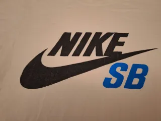 Camiseta Nike SB Logo Grande Blanca