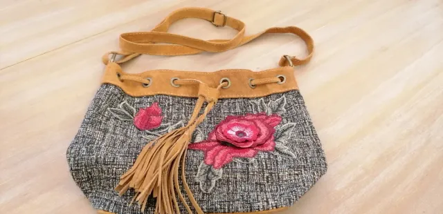Bolso de tela con flores bordadas