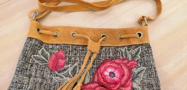 Bolso de tela con flores bordadas