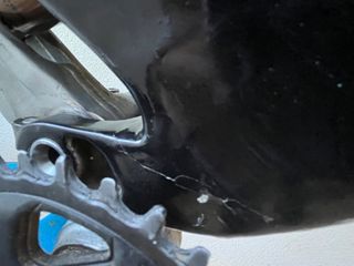 Cuadro de carbono con grietas