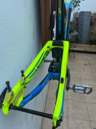 Cuadro de carbono con grietas