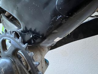 Cuadro de carbono con grietas