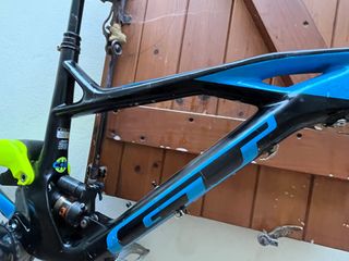 Cuadro de carbono con grietas