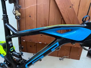 Cuadro de carbono con grietas