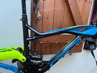 Cuadro de carbono con grietas