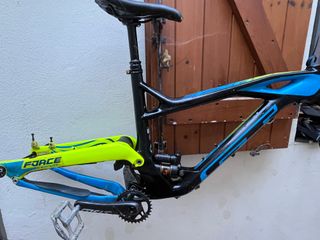 Cuadro de carbono con grietas