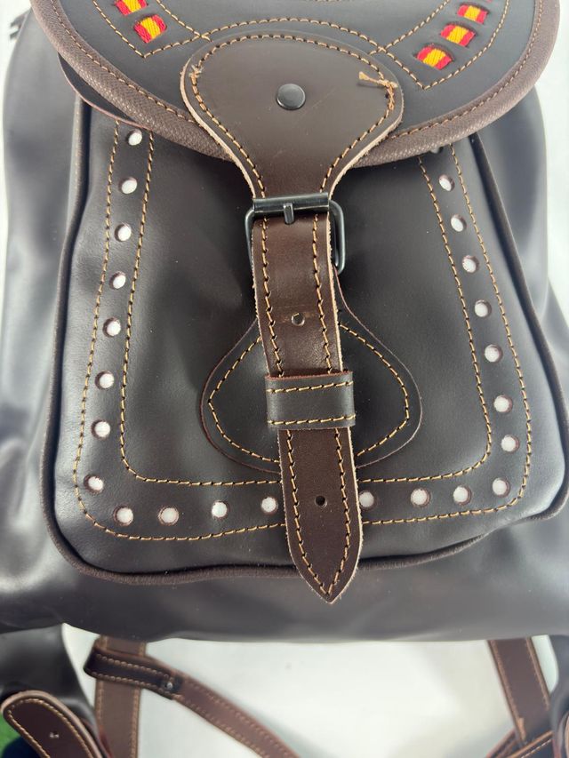 Mochila cuero zurrón bordado conejo