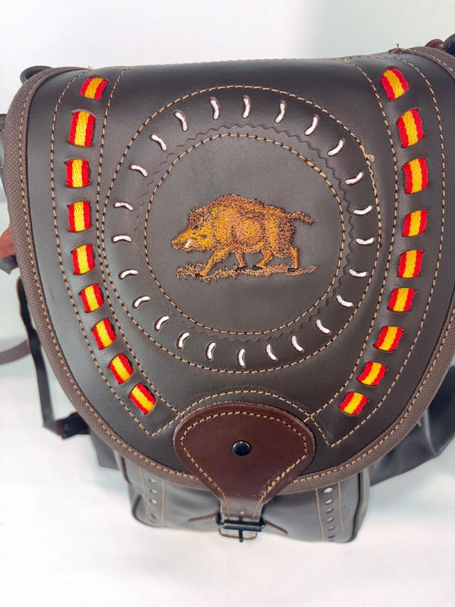 Mochila cuero zurrón bordado conejo